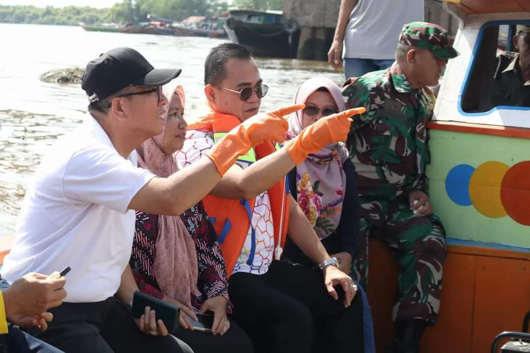 Pj Bupati Banyuasin Kembali Turun Bersihkan Sungai