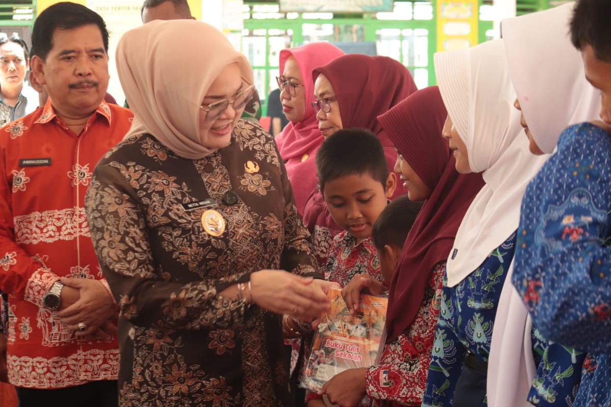 Wabup Serahkan Bantuan Peralatan Sekolah Untuk Siswa